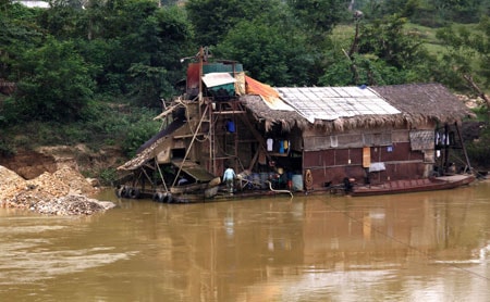Quỳ Châu: tiếp diễn hoạt động khai thác vàng trái phép trên sông Hiếu