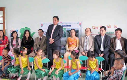 Đồng chí Thái Văn Hằng thăm và tặng quà trường Mầm non Thanh Ngọc (Thanh Chương)
