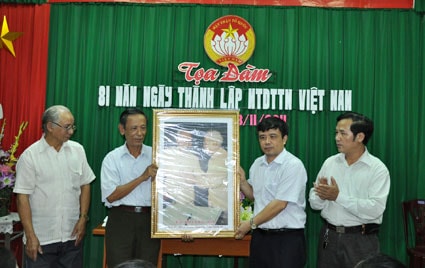 Đồng chí Huỳnh Thanh Điền dự ngày hội Đại đoàn kết toàn dân tại phường Hưng Dũng ( TP Vinh)