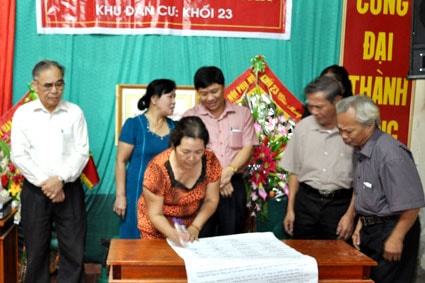 Đồng chí Đinh Thị Lệ Thanh tham dự Ngày hội Đại đoàn kết tại phường Hưng Bình (TP.Vinh)