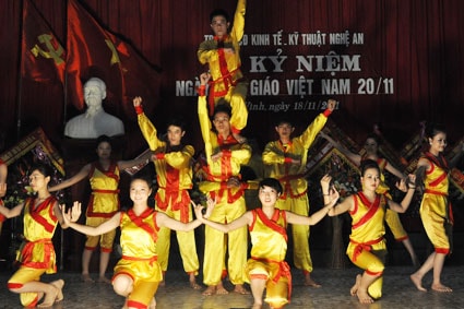 Đồng chí Lê Xuân Đại chúc mừng ngày nhà giáo tại Trường THCS Nghi Hương và Trường CĐ Kinh tế kỹ thuật