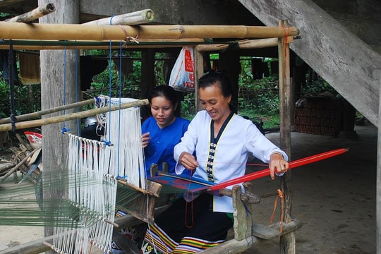 Bản Vi bảo tồn bản sắc văn hoá Thái