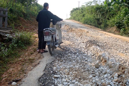 Một tuyến đường vừa làm xong đã bị hỏng