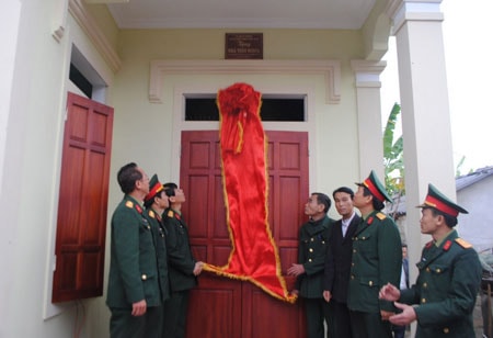 Lữ đoàn xe tăng 215 trao tặng nhà tình nghĩa