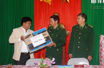 Đoàn Khối các cơ quan tỉnh thăm, tặng quà Đồn biên phòng Na Ngoi