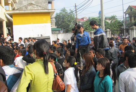 Cần thận trọng với "cò mồi"