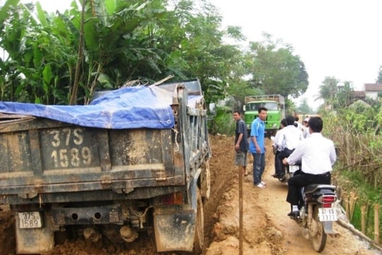 Đường liên xã Tam Sơn: Chưa bàn giao đã hư hỏng nặng