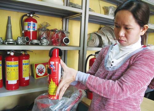 Sau hàng loạt vụ cháy xe, bình chữa cháy mini hút hàng