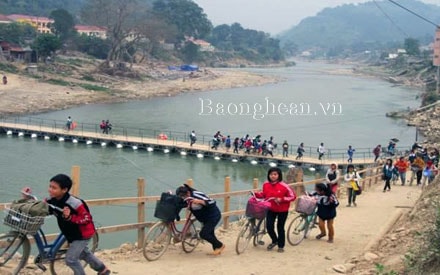 Kỳ Sơn: Có cầu phao - vừa mừng, vừa lo