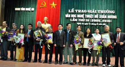 Trao giải thưởng Văn học Nghệ thuật Hồ Xuân Hương lần thứ IV ( 2005-2010)