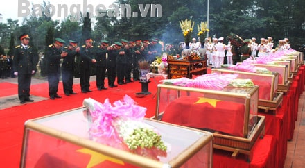 Lễ an táng hài cốt liệt sỹ quân tình nguyện và chuyên gia Việt Nam