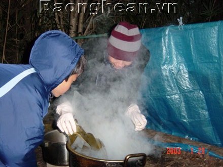 Ba người Nghệ nấu bánh Tết ở Nhật