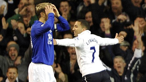 Tottenham san bằng điểm số với Man United