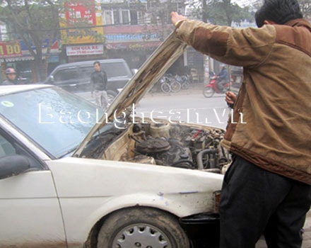 Ô tô đang chạy bốc khói