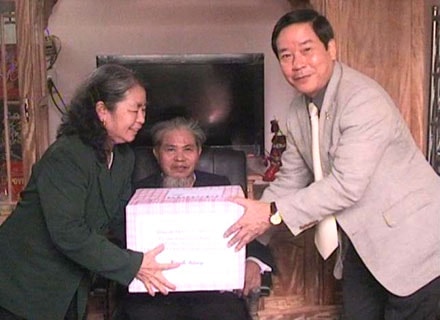 Đồng chí Trần Văn Hằng - Chủ nhiệm Ủy ban đối ngoại Quốc hội chúc tết tại Tân Kỳ và Thị xã Thái Hòa