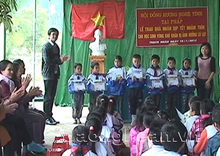 Hội Đồng hương Nghệ Tĩnh tại Pháp tặng quà học sinh nghèo xã Thạch Ngàn - huyện Con Cuông