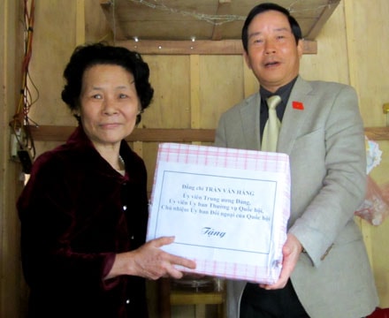 Đồng chí Trần Văn Hằng chúc Tết tại huyện Quỳ Châu