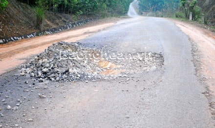 Yên Thành: Đường Khùa mới làm xong đã hỏng