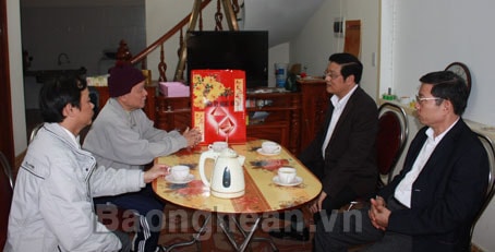 Đồng chí Phan Đình Trạc chúc Tết các nhà giáo, thầy thuốc ưu tú ở Thành phố Vinh
