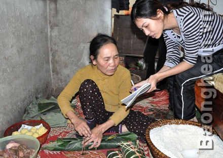 Người theo nghề gói bánh tết