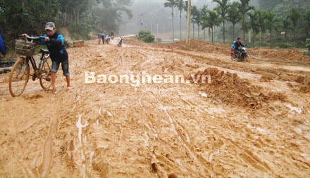 Dự án chậm tiến độ, dân khổ vì đường lầy lội