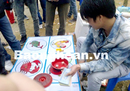 Trò lừa bịp trong lễ hội đền thờ Nguyễn Xí: Cần dẹp bỏ ngay!