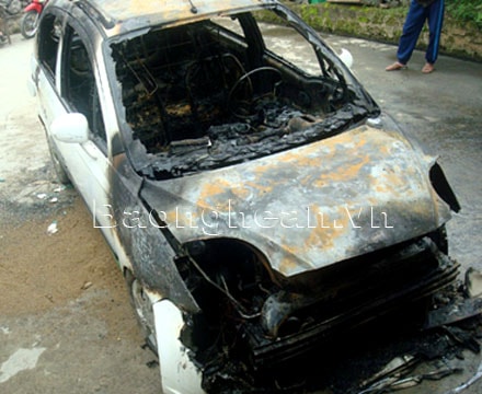Xe ô tô bốc cháy