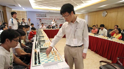 20 tay cờ nghiệp dư đấu với Lê Quang Liêm