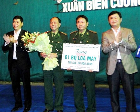 Giao lưu “Xuân biên cương”