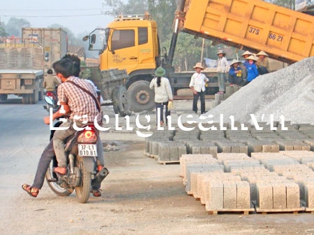 Sản xuất gạch táp lô ở xã Quỳnh Văn gây ô nhiễm và mất ATGT