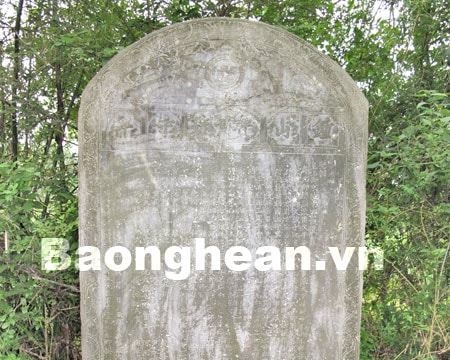 Tấm bia cổ dưới chân núi Chung
