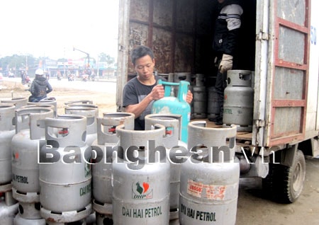 Giá gas tăng: Người dân chuyển hướng dùng nhiên liệu khác