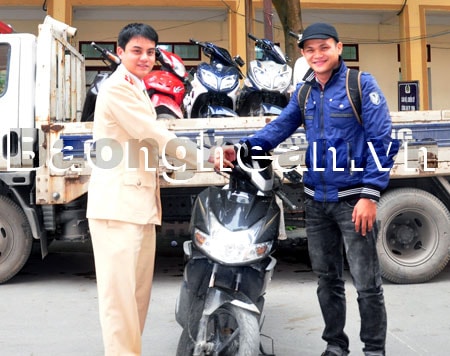 CA TP Vinh trao trả xe máy cho người bị hại