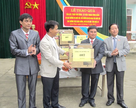 Đồng chí Trần Văn Hằng tặng quà Trường THCS Châu Cường (Quỳ Hợp)