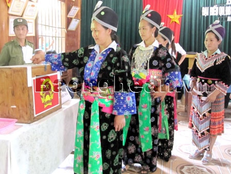 Phụ nữ Mông ngày nay