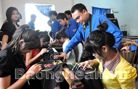 Đoàn khối các cơ quan tỉnh thăm, tặng quà học sinh khuyết tật
