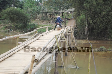 Dân Thạch Ngàn khổ vì đường giao thông xuống cấp