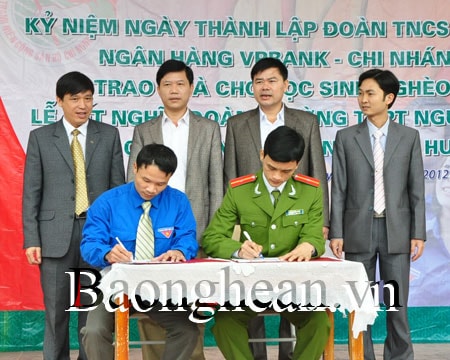 Đoàn Thanh niên Công an huyện Hưng Nguyên tặng quà học sinh nghèo học giỏi