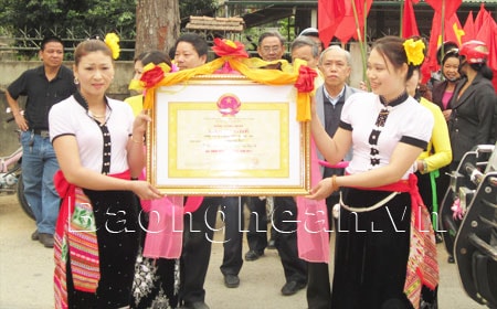 Quỳ Châu đón Bằng công nhận Làng nghề hương trầm