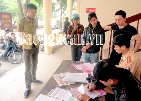 Công an TP Vinh: Xử phạt 19 HS, SV vi phạm trật tự ATGT