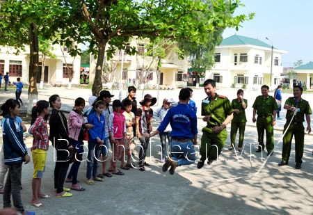 Thăm, tặng quà Trung tâm dạy nghề người tàn tật Nghệ An