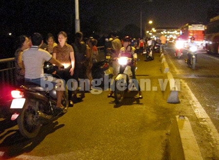 Một thanh niên nhảy cầu tự vẫn