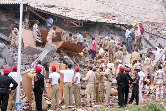 Sập nhà kinh hoàng tại Ấn Độ, chôn sống 250 người