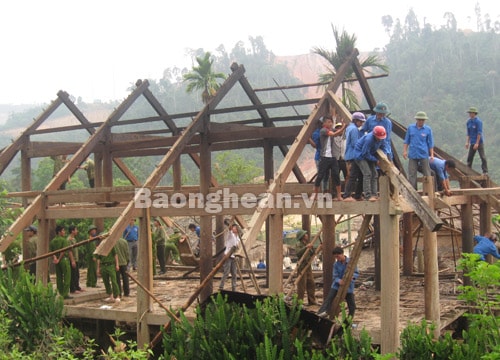 Huyện đoàn Quế Phong giúp nhân dân Hủa Na về nơi tái định cư