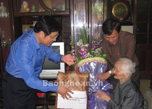 Lãnh đạo tỉnh Nghệ An thăm, tặng quà thân nhân và dâng hoa, dâng hương tại phần mộ đồng chí Phan Đăng Lưu