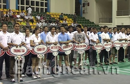 Khai mạc giải cầu lông, bóng chuyền mi ni trên cát TX Cửa Lò