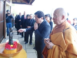 Người Việt tại Pháp mừng Đại lễ Phật đản 2556