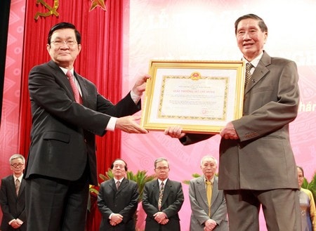 Trao giải thưởng Hồ Chí Minh về VHNT và danh hiệu NSND