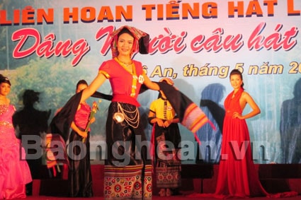 Thi Người đẹp Làng Sen năm 2012
