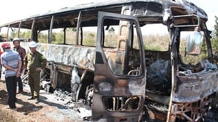 Thêm 1 xe khách giường nằm bốc cháy